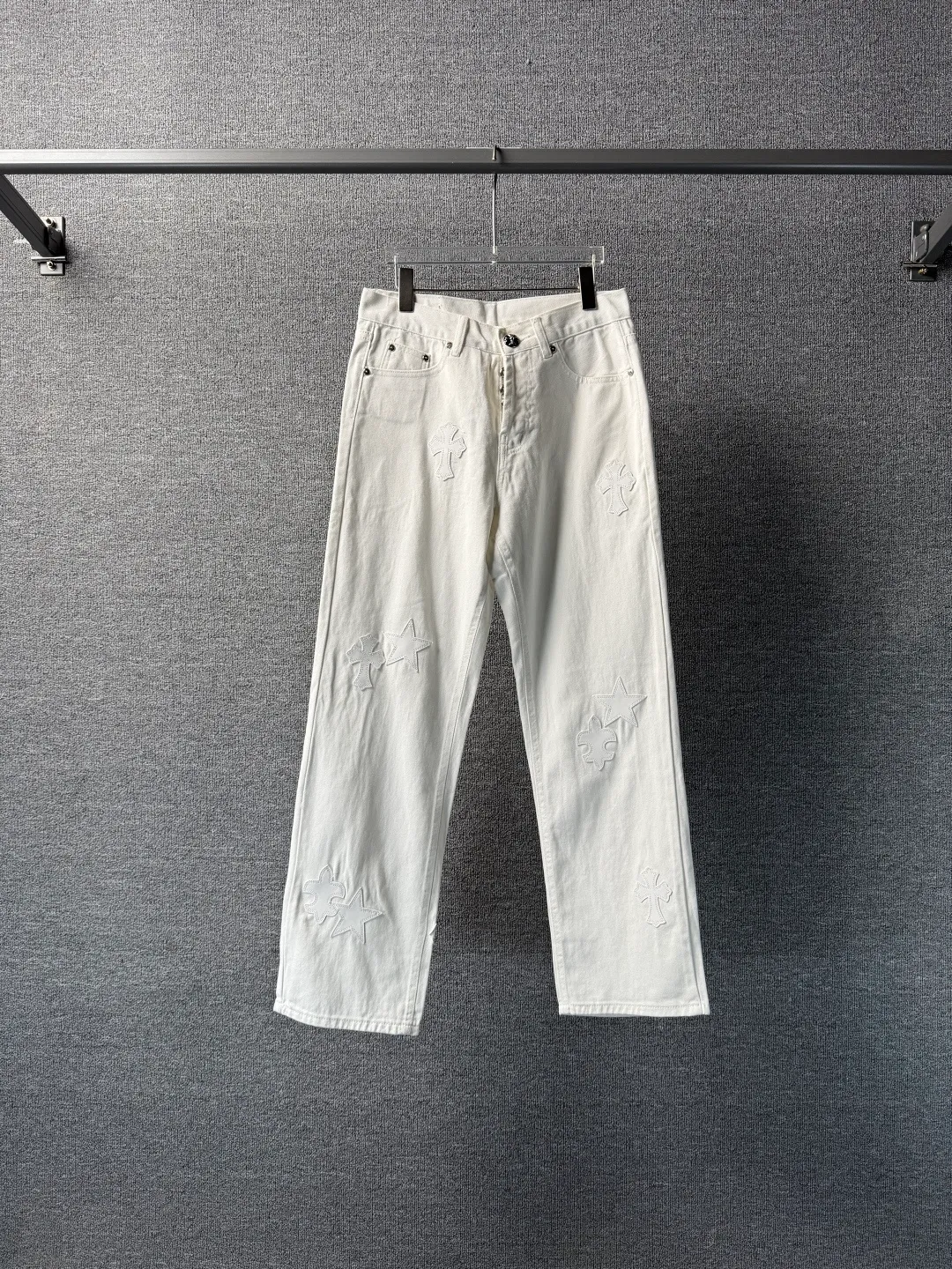 P260 💰 (Top version) Chrome Hearts/Chrome Hearts Classic white star cow series colored leather cross washed color fabric unisex denim trousers Vibe style straight stacked god-level version Carbon fine bias denim color cloth Old vintage full set of hardware - Chrome Hearts white cow series The high version uses high-ounce custom fabrics, fermentation washing and soft color fixation, soft and thick to wear, the details are all made by hand-polished craftsmanship, all-over printed jacquard fabric Unique design style. Through multiple processes to create a full retro feel. Unique niche non-contrast shirt. Customized distressed spray-painted buttons. Craftsmanship in every detail. Color: white stars. Size: 28-30-32-34 (corresponding to S-M-L-XL)